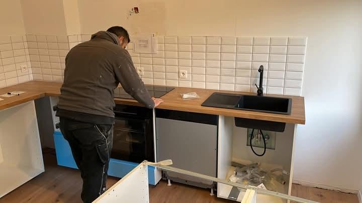 Küchenmontage im Aufbau